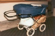 överst: spaken med vilken man kan ställa in barnvagnens handtag. Nedan: Handtaget inställt för en mycket kort förälder.