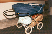 överst: spaken med vilken man kan ställa in barnvagnens handtag. Nedan: Handtaget inställt för en mycket kort förälder.